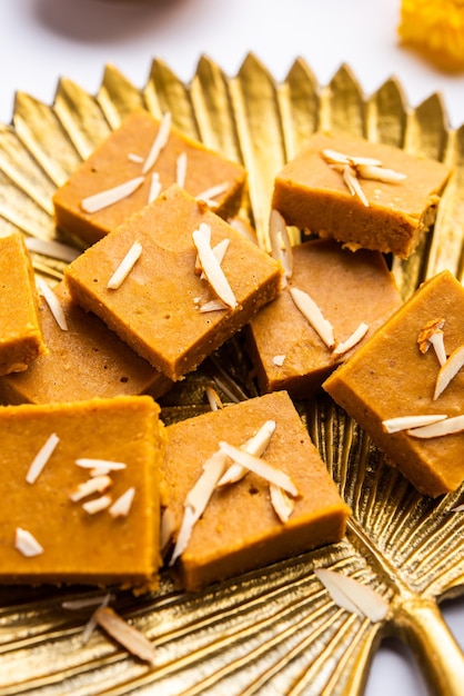 Besan burfi o Mohanthal barfi arrosto un dolce indiano