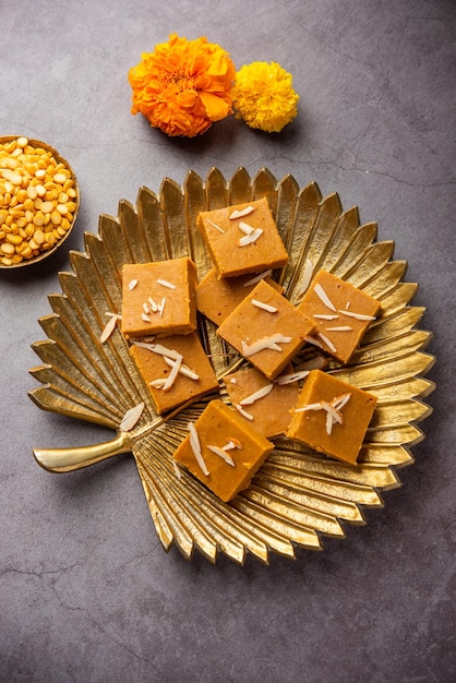 Besan burfi o Mohanthal barfi arrosto un dolce indiano