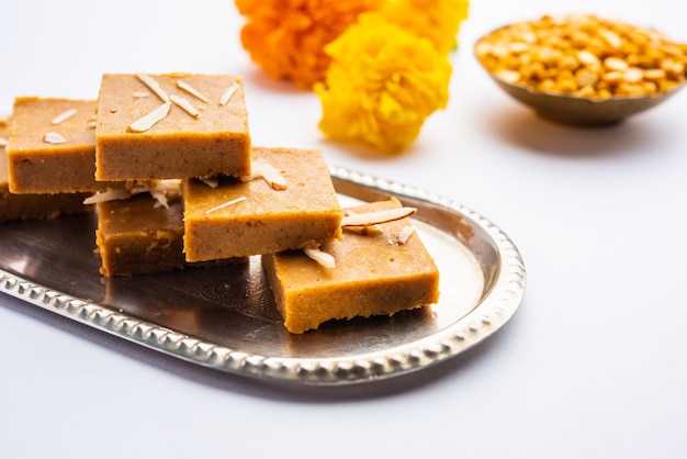 Besan burfi o Mohanthal barfi arrosto un dolce indiano