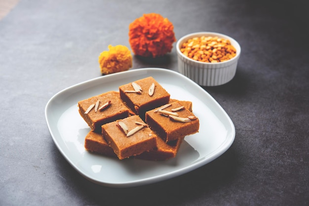 Besan burfi o Mohanthal barfi arrosto un dolce indiano