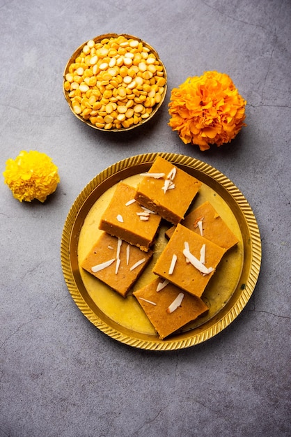 Besan burfi o Mohanthal barfi arrosto un dolce indiano