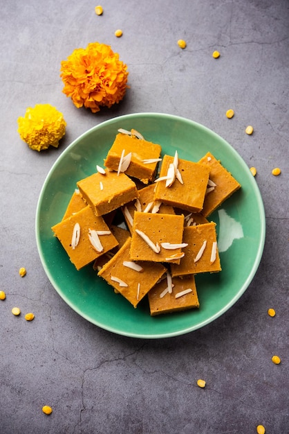 Besan burfi o Mohanthal barfi arrosto un dolce indiano