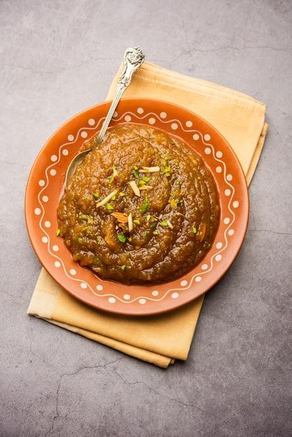 Besan Halwa shira sheera è un dessert ricco a base di burro chiarificato di farina di ceci e zucchero