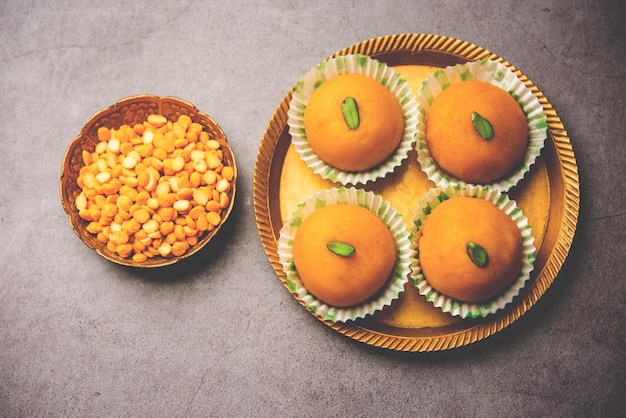 Besan Pedapedha pera Mithai indiano popolare preparato con farina di ceci Ghee Sugar Milk