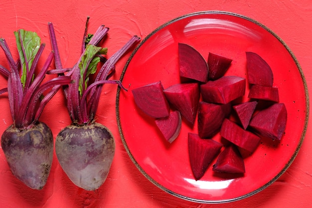 Beta volgare. barbabietola rossa affettata su un piatto rosso. barbabietola dorata o barbabietola rossa. verdure rosse. buah un po'.