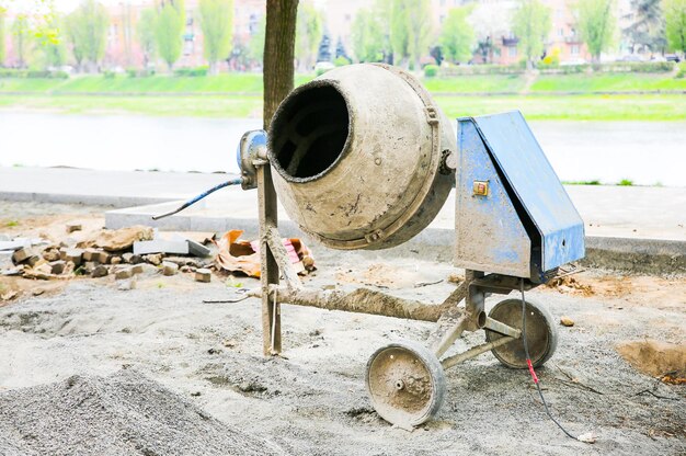 Betoniera Lavori stradali nel centro storico Pietre e tegole sul terreno Ricostruzione strade Riparazione marciapiedi Asfalto in cemento rotto