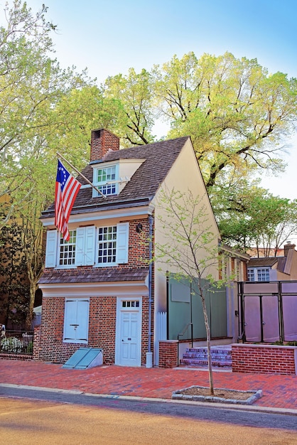 Betsy Ross house e appendere la bandiera americana, Philadelphia, Pennsylvania, USA. Questa è la casa della donna che per prima ha creato la bandiera americana.