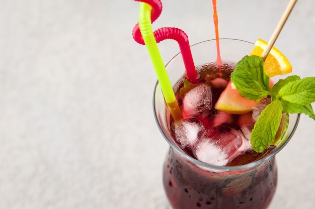 Bevanda ai frutti rossi in bicchiere con menta e limone