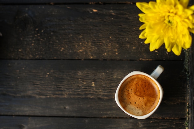 Bevanda al caffè e chicchi di caffè