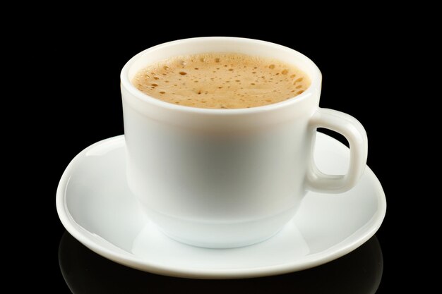 Bevanda al caffè Mokka con schiuma in una tazza di fondo nero
