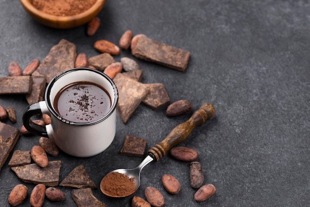 Bevanda al cioccolato calda vista dall'alto sulla scrivania