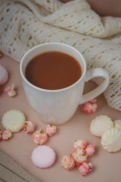 Bevanda al cioccolato caldo con beze