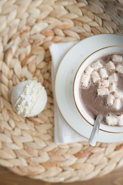 Bevanda al cioccolato caldo in una tazza bianca