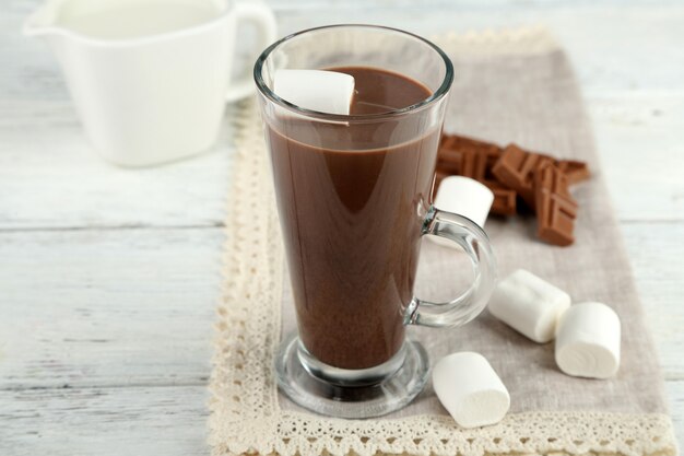 Bevanda al cioccolato con marshmallow in tazza, sul tavolo di legno