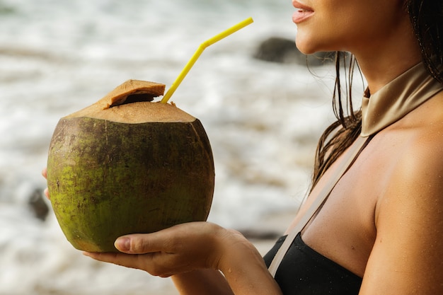 Bevanda al cocco in mano femminile
