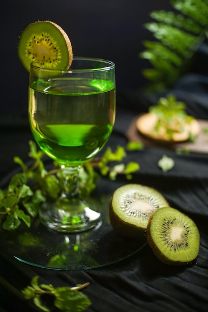 bevanda al kiwi premium con colore di sfondo nero