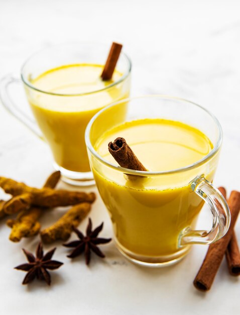 Bevanda al latte alla curcuma gialla.