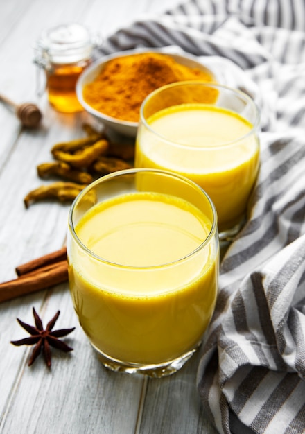 Bevanda al latte alla curcuma gialla.