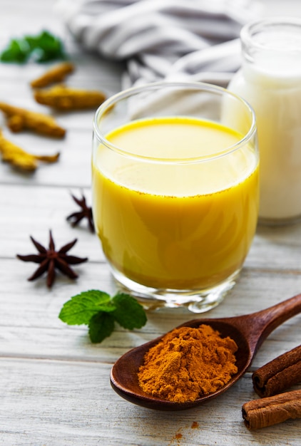 Bevanda al latte alla curcuma gialla