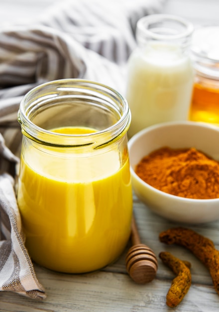 Bevanda al latte alla curcuma gialla