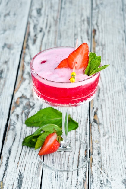 Bevanda alcolica cocktail Fragola Margarita in un bicchiere.