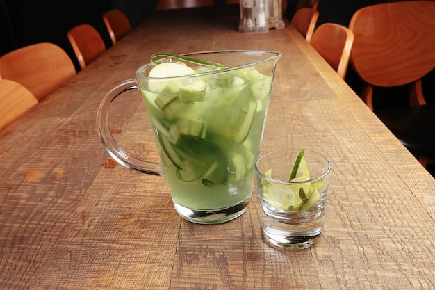 Bevanda alcolica cocktail sul tavolo nel ristorante