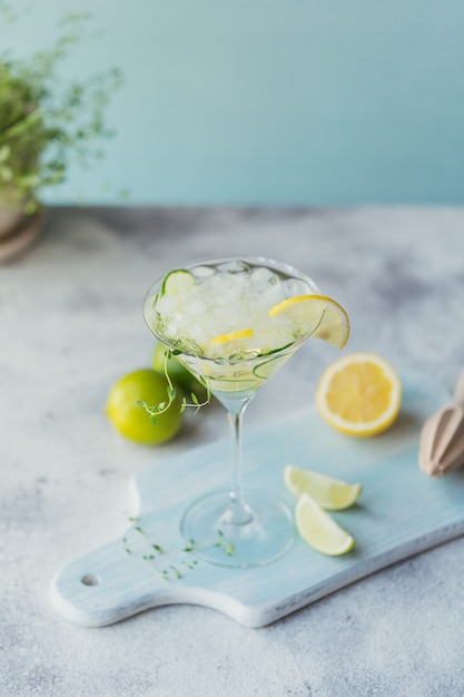 Bevanda alcolica estiva. Cocktail rinfrescante fatto in casa con gin, vodka o tequila, cetriolo, lime, cubetti di ghiaccio e timo