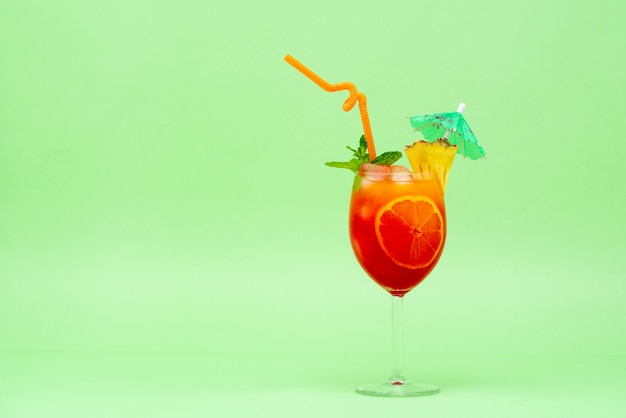 Bevanda alcolica variopinta del cocktail nel vetro