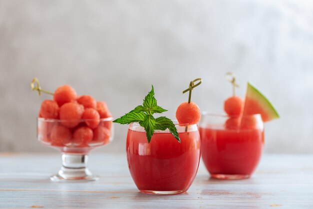 Bevanda all'anguria in palline di vetro e anguria. Un rinfrescante cocktail estivo.