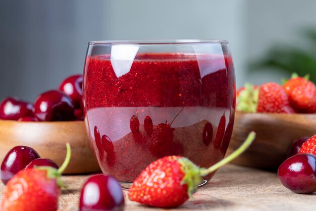 Bevanda alla fragola e ciliegia a base di frutti di bosco tritati