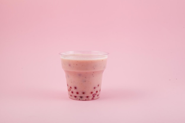 Bevanda alla fragola o tè alle bolle di frutta Cocktail rinfrescante su sfondo rosa