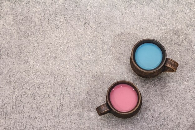 Bevanda alla moda blu e rosa latte