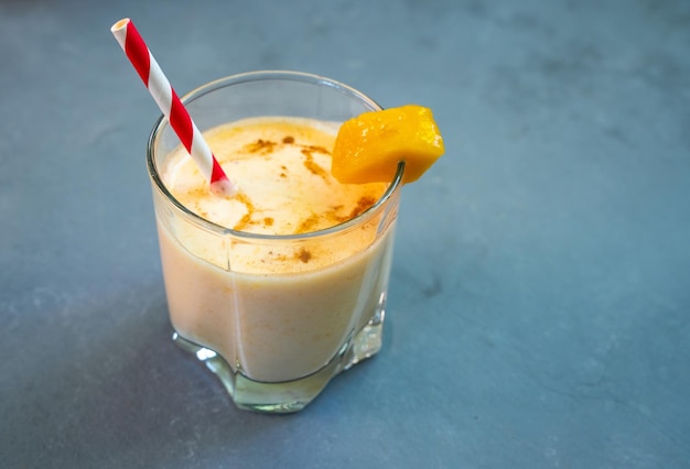 Bevanda allo yogurt al mango indiano giallo Mango Lassi o frullato con curcuma e zafferano Bevanda estiva fredda indiana probiotica salutare Foto di alta qualità