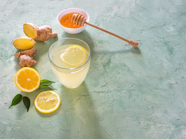 Bevanda antivirale con radice di limone, miele e zenzero, rafforzamento del concetto di immunità, orizzontale con spazio di copia