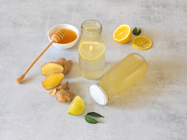 Bevanda antivirale con radice di limone, miele e zenzero, rafforzando il concetto di immunità