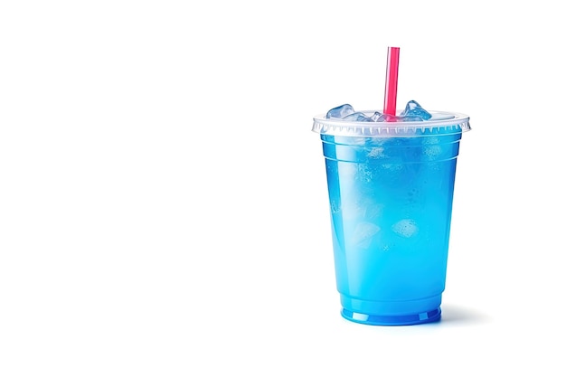 Bevanda blu in un bicchiere di plastica isolato su uno sfondo bianco Concetto di bevande da asporto con spazio di copia