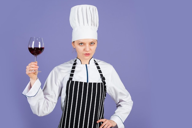 Bevanda bordeaux perfetta. cucinare bere alcolici. sommelier con cabernet rosso o merlot. Concetto di bevanda del ristorante. cuocere il vino da degustazione. cultura del vino. donna tenere il bicchiere di vino nel ristorante.