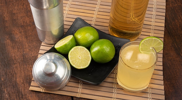 Bevanda brasiliana caipirinha, bicchiere di caipirinha