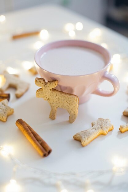 Bevanda calda al cacao o cioccolata calda con biscotti di Natale su sfondo bianco Bevanda invernale accogliente sfondo natalizio