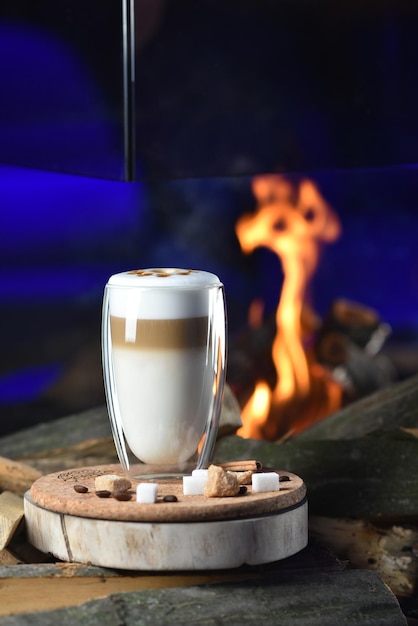 Bevanda calda al caffè Latte Macchiato su sfondo di fuoco