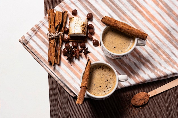 Bevanda calda al cioccolato con cannella per colazione