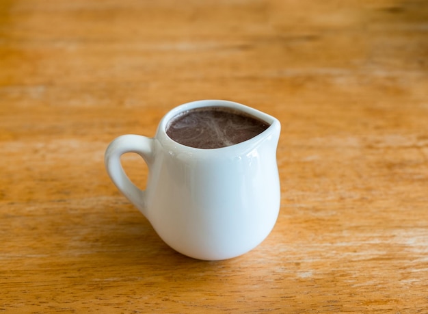 Bevanda calda al cioccolato e cacao in tazza di ceramica