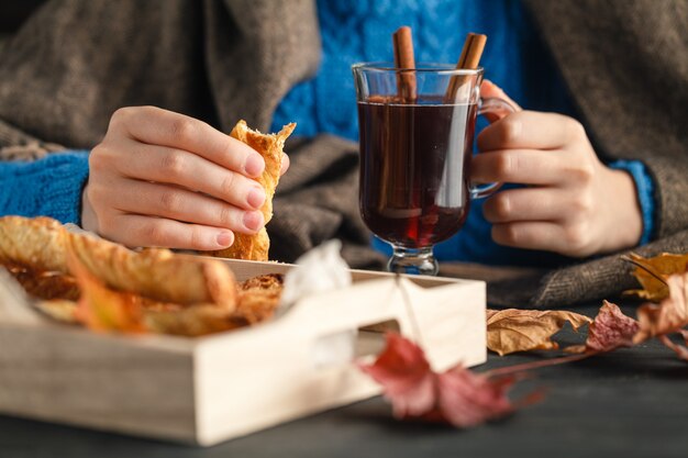 Bevanda calda caduta in mano femminile