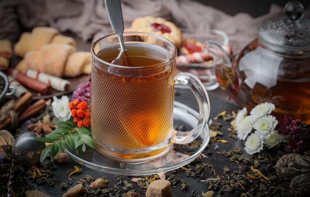 Bevanda calda del tè su vecchio fondo in composizione sulla tavola