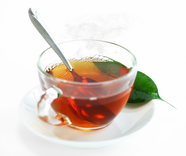 Bevanda calda del tè su vecchio fondo sulla tavola