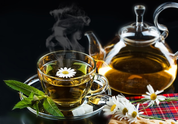 Bevanda calda del tè su vecchio fondo sulla tavola