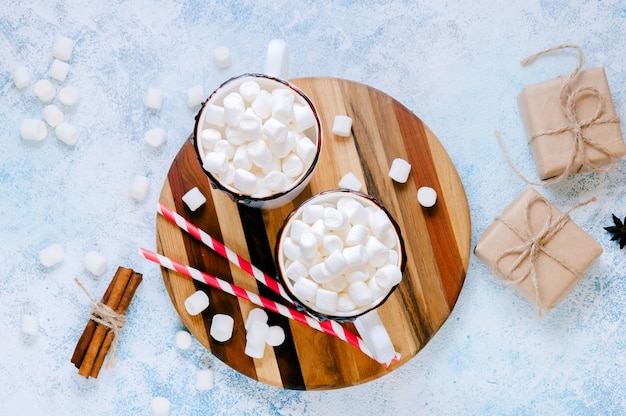 Bevanda calda di Natale con marshmallow e regali