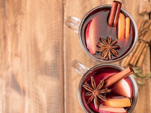 Bevanda calda di Natale vin brulé sul tavolo. Copia spazio.