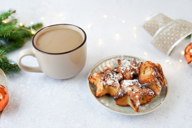 Bevanda calda invernale, caffè o cacao e biscotti natalizi con decorazioni invernali