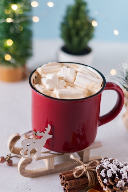 Bevanda calda invernale di Natale, cacao con marshmallow in tazza rossa.